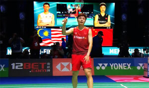 Shi Yuqi thanks the crowd after winning the 2023 All England semi-final match against Lee Zii Jia! (photo: YouTube)