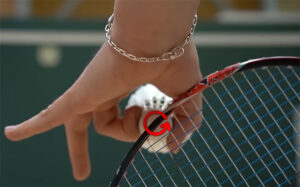 The "unreturnable" badminton spin-serve. (photo: Tobias Wadenka YouTube)