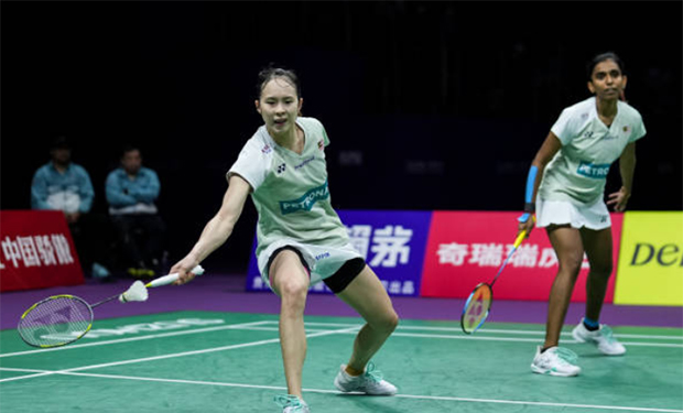 Pearly Tan/Thinaah Muralitharan advance to the 2023 Malaysia Masters semi-finals. (photo: Shi Tang/Getty Images)