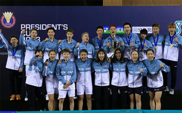 Lee Zii Jia poses with other players who competed at the 2023 President's Cup. (photo: Sin Chew)
