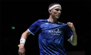 Viktor Axelsen shows his dominance on the badminton court in the 2023 Indonesia Open first round. (photo: Shi Tang/Getty Images)