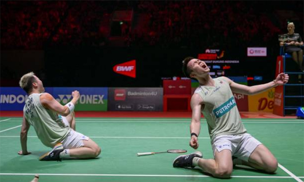 Aaron Chia/Soh Wooi Yik celebrate after beating Pramudya Kusumawardana/Yeremia Erich Yoche Yacob Rambitan in the 2023 Indonesia Open semi-finals. (photo: Shi Tang/Getty Images)