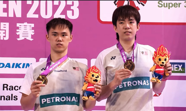 Man Wei Chong/Tee Kai Wun posed for a picture during the Taipei Open Awards ceremony, commemorating their remarkable achievement.
