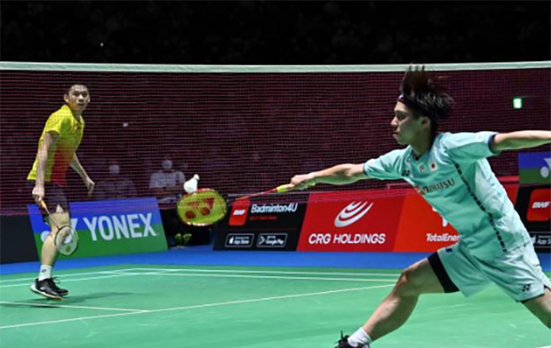 Kunlavut Vitidsarn beats Kodai Naraoka in the first round of the 2022 World Championships. (photo: AFP)