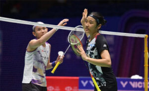 An Se Young greets Tai Tzu Ying after the 2023 China Open semi-finals. (photo: Shi Tang/Getty Images)