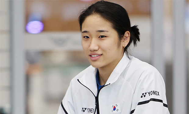 An Se Young lands at Incheon International Airport, Korea on Monday after winning the 2023 China Open. (photo: Yonhap News)