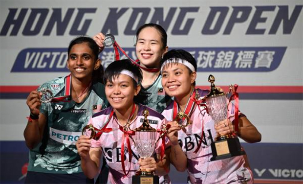 Pearly Tan/Thinaah Muralitharan pose for pictures with Apriyani Rahayu/Siti Fadia Silva Ramadhanti at the awards ceremony. (photo: Eurasia/Getty Images)