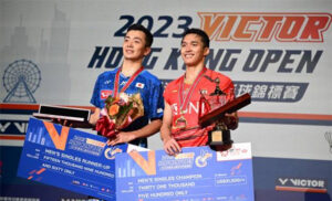 Jonatan Christie poses with Kenta Nishimoto at the 2023 awards ceremony. (photo: Eurasia/Getty Images)