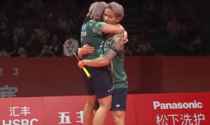 Chen Tang Jie/Toh Ee Wei put up a strong smashing game to beat Yuta Watanabe/Arisa Higashino in the second Group A match of the 2023 BWF World Tour Finals. (photo: BWF)