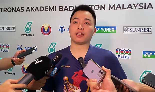 Aaron Chia answered media questions after a training session at the Academy of Badminton Malaysia, Bukit Kiara on Tuesday. (photo: BAM)