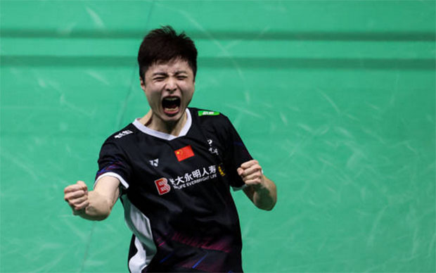 Shi Yuqi celebrates after beating Viktor Axelsen in the 2024 Malaysia Open semi-finals. (photo: Shi Tang/Getty Images)