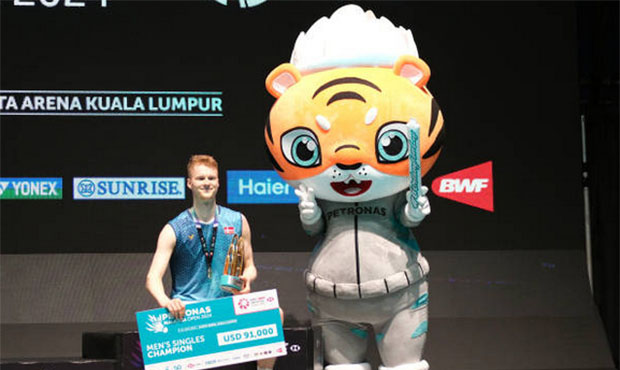 Anders Antonsen celebrates after winning the 2024 Malaysia Open. (photo: How Foo Yeen/Getty Images)