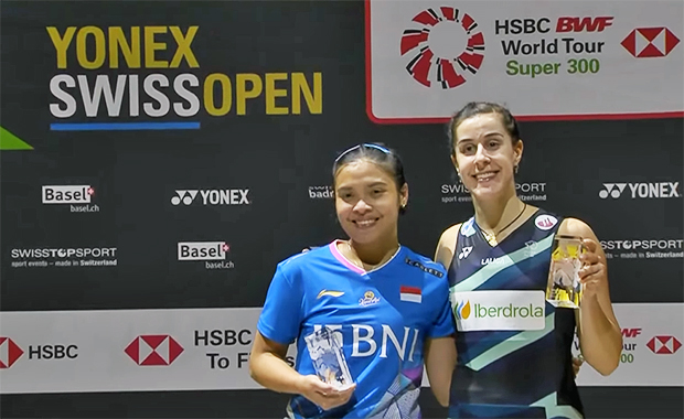 Carolina Marin shares the stage with Gregoria Mariska Tunjung at the 2024 Swiss Open awards ceremony. (photo: BWF)