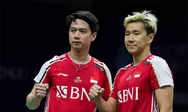 Kevin Sanjaya Sukamuljo (left) and Marcus Fernaldi Gideon officially bid farewell to their professional badminton careers. (photo: AFP)
