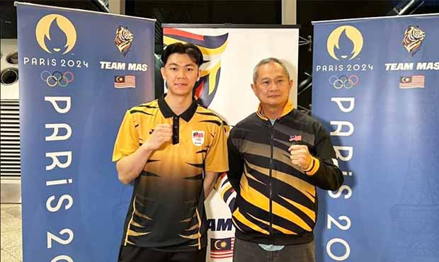 Lee Zii Jia and Wong Tat Meng pose for a picture in KLIA before departing for the Paris Olympics. (Photo: Bernama)