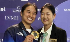 An Se-young meets with the Atlanta 1996 women's singles singles gold medalist Bang Soo-hyun who was the last Korean women's singles to win an Olympic gold medal. (Photo: Olympic IG)