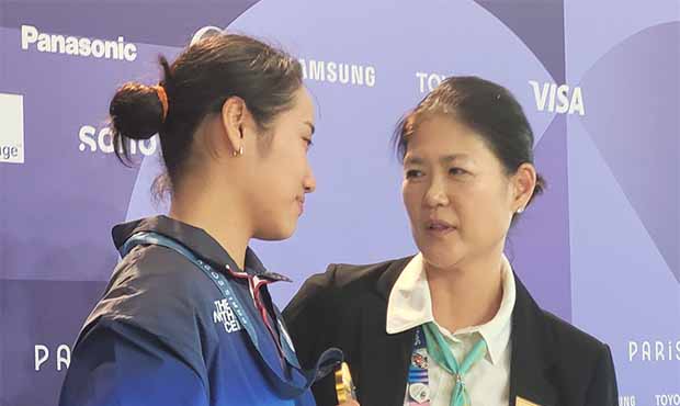 Bae Soo-hyun congratulates An Se-young after An wins the 2024 Paris Olympics gold. (Photo: Yonhap)