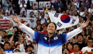 It's outrageous that the World Champion and Olympic gold medalist An Se-Young is required to fix racquet strings, clean rooms, and do laundry for her seniors. To be fair to players of all ages, no one should be treated this way. (Photo: Reuters)