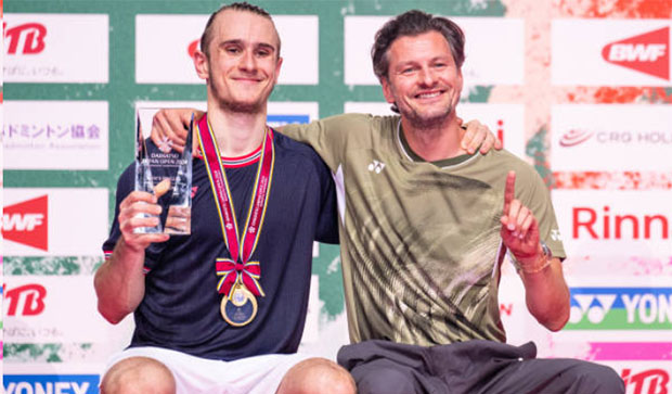 Alex Lanier poses with his coach at the awards ceremony. (Photo: AFP)