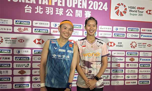 Mutual Respect! Putri Kusuma Wardani takes a picture with Tai Tzu-Ying after the 2024 Taipei Open quarterfinals. (Photo: LTN)