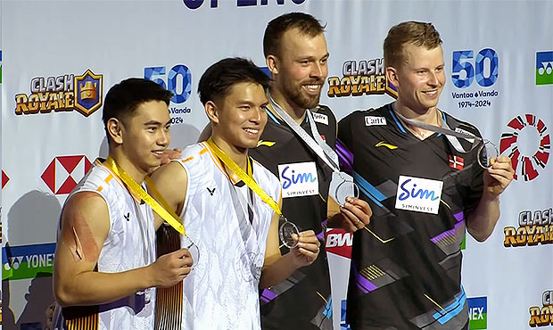 Nur Izzuddin/Goh Sze Fei and Kim Astrup/Anders Skaarup Rasmussen pose for pictures at the Arctic Open awards ceremony. (Photo: BWF)