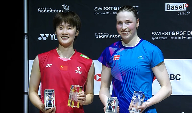Chen Yufei (L) and Line Højmark Kjaersfeldt pose for picture at the awards ceremony of the 2025 Swiss Open. (Photo: BWF)