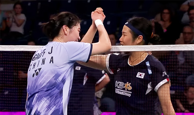 📸 An Se Young greets Gao Fangjie after the 2025 Orleans Masters semifinal match. (Photo: AFP)
