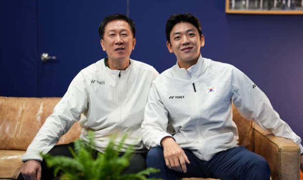Two Korean badminton legends—Park Joo-bong (left) and Lee Yong-dae—share a moment together at the 2025 All England. Wishing Coach Park all the best as he embarks on his new journey guiding Team Korea. (Photo: AFP)