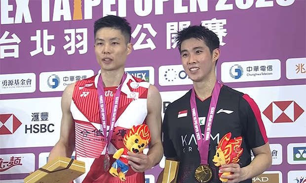 Loh Kean Yew (right) shares a moment of celebration with Chou Tien Chen during the 2025 Taipei Open awards ceremony. (Photo: BWF)