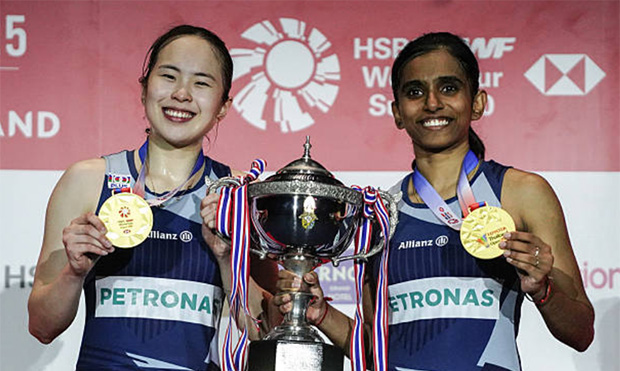 Pearly Tan and Thinaah Muralitharan celebrate their 2025 Thailand Open triumph, strengthening their case in discussions with BAM about their future as a national or independent pair. (Photo: AFP)