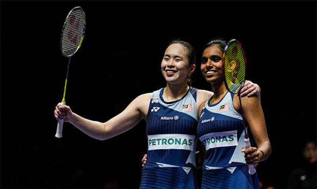 Pearly Tan and Thinaah celebrate after winning their semifinal match at the 2025 Indonesia Open. (Photo: AFP)