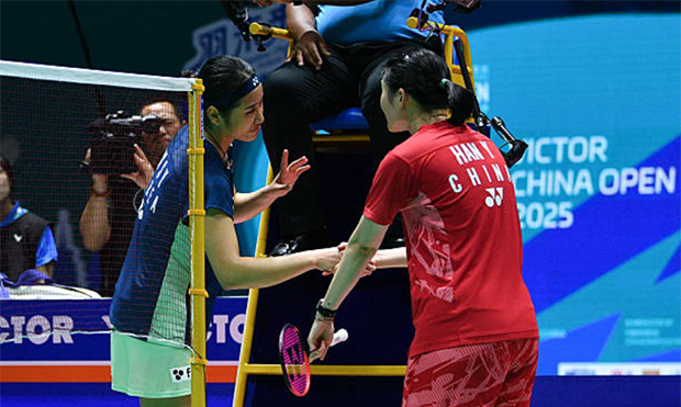 An Se Young retires in the China Open 2025 semifinal match against Han Yue due to a knee injury, ending her shot at a historic Super 1000 sweep. (Photo: Shi Tang/Getty Images)
