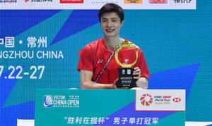Shi Yu Qi celebrates victory over Wang Zhengxing in the 2025 China Open men’s singles final. (Photo: VGC)