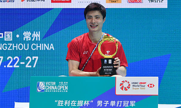 Shi Yu Qi celebrates victory over Wang Zhengxing in the 2025 China Open men’s singles final. (Photo: VGC)