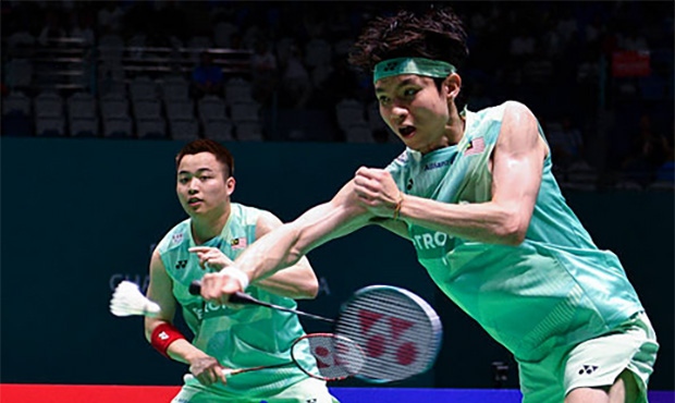 Aaron Chia and Soh Wooi Yik aim for a second world title, while Goh Sze Fei and Nur Izzuddin chase history in a potential all-Malaysian semi-final at the Badminton World Championships 2025. (Photo: AFP)