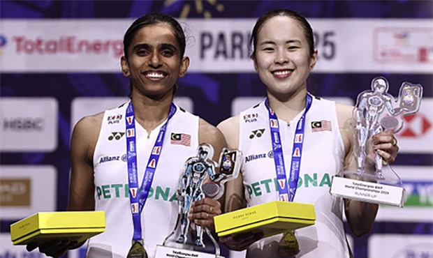Pearly Tan and M. Thinaah receiving their silver medals at the World Championships medal ceremony. (Photo: AFP)