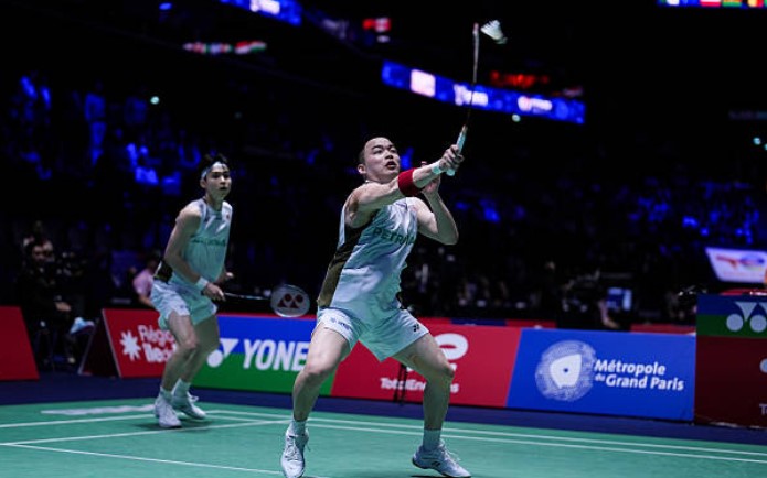 Aaron Chia and Soh Wooi Yik celebrate after defeating Kittinupong Kedren and Dechapol Puavaranukroh to reach the 2025 Arctic Open final. (Photo: AFP)