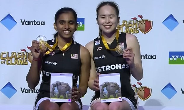Pearly Tan and Thinaah Muralitharan celebrate after winning the 2025 Arctic Open women’s doubles title. (Photo: BWF)