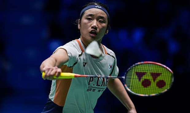 An Se Young celebrates after defeating Chen Yufei in the 2025 French Open semi-finals. (Photo: AFP)