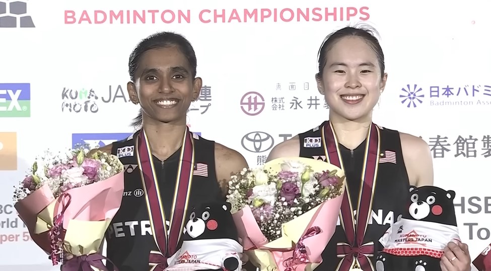 Pearly Tan and Thinaah Muralitharan celebrate winning the 2025 Kumamoto Masters women’s doubles title. (Photo: AFP)