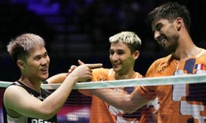 Tee Kai Wun (L) determined to take the risk and compete despite calf injury to secure Hangzhou qualification. (Photo: AFP)