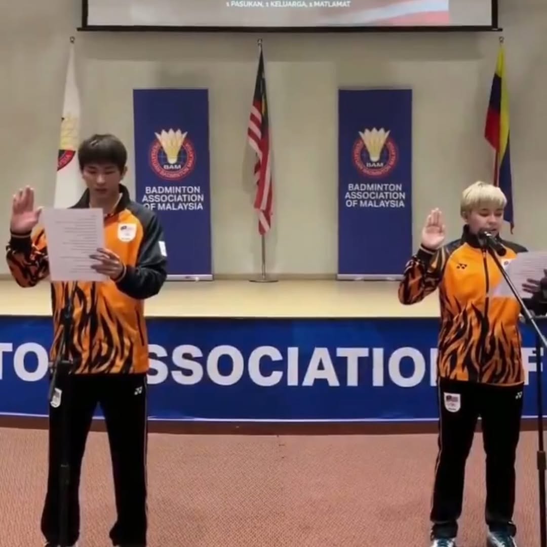 Chen Tang Jie and Toh Ee Wei lead Malaysia’s SEA Games badminton team as captains during the oath-taking ceremony. (BAM)