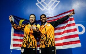 Pearly Tan–Thinaah Muralitharan celebrate after winning the women’s doubles gold medal at the 2025 Thailand SEA Games. (Photo: Bernama)
