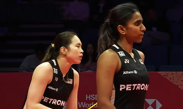 Pearly Tan and Thinaah Muralitharan advance to the semi-finals of the 2025 BWF World Tour Finals. (Photo: BWF)