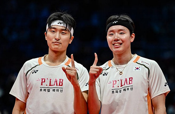 Kim Won-ho and Seo Seung-jae celebrate after winning the men’s doubles title at the 2025 BWF World Tour Finals, marking their 11th title of the season. Individually, Seo’s trophy haul in 2025 now stands at 12 titles, including the Thailand Masters crown won earlier in February alongside Jin Yong. (Photo: BWF)