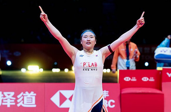 An Se Young celebrates after securing her 11th title of the 2025 season at the BWF World Tour Finals. (Photo: BWF)