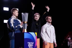 Shi Yuqi stands on the podium with runner-up Anders Antonsen (left) and bronze medallist Alex Lanier (right) at the 2025 King Cup awards ceremony. (Photo: Shi Tang/Getty Images)