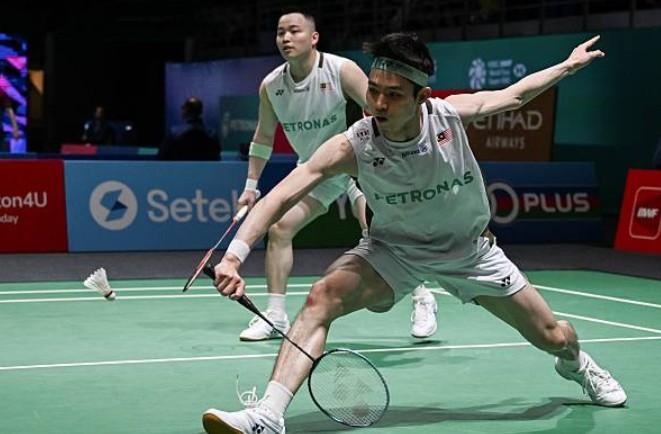 Aaron Chia and Soh Wooi Yik defeat Lee Jhe Huei–Yang Po Hsuan to secure a semi-final spot at the 2026 India Open. (Photo: Xinhua)