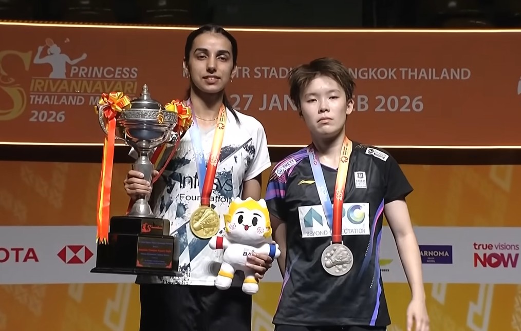 Goh Jin Wei forced to retire in Thailand Masters final, poses for pictures with Devika Sihag during the awards ceremony. (Photo: BWF)
