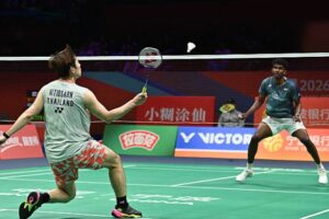 Ayush Shetty (R) shocks Kunlavut Vitidsarn (L) to reach the 2026 BAC final, where he faces China’s Shi Yuqi. (Photo: AFP)